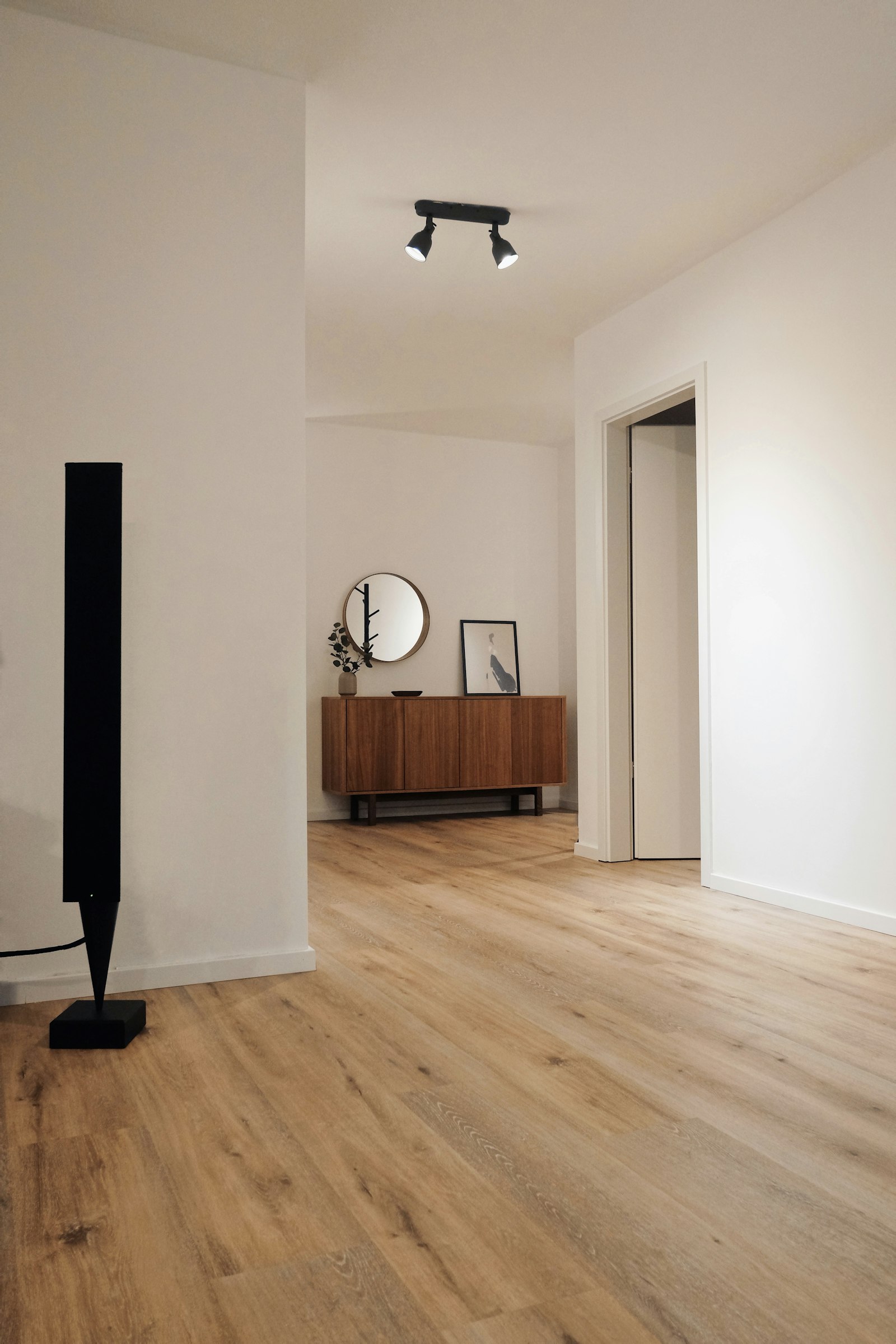 Hall de entrada minimalista con piso de madera natural