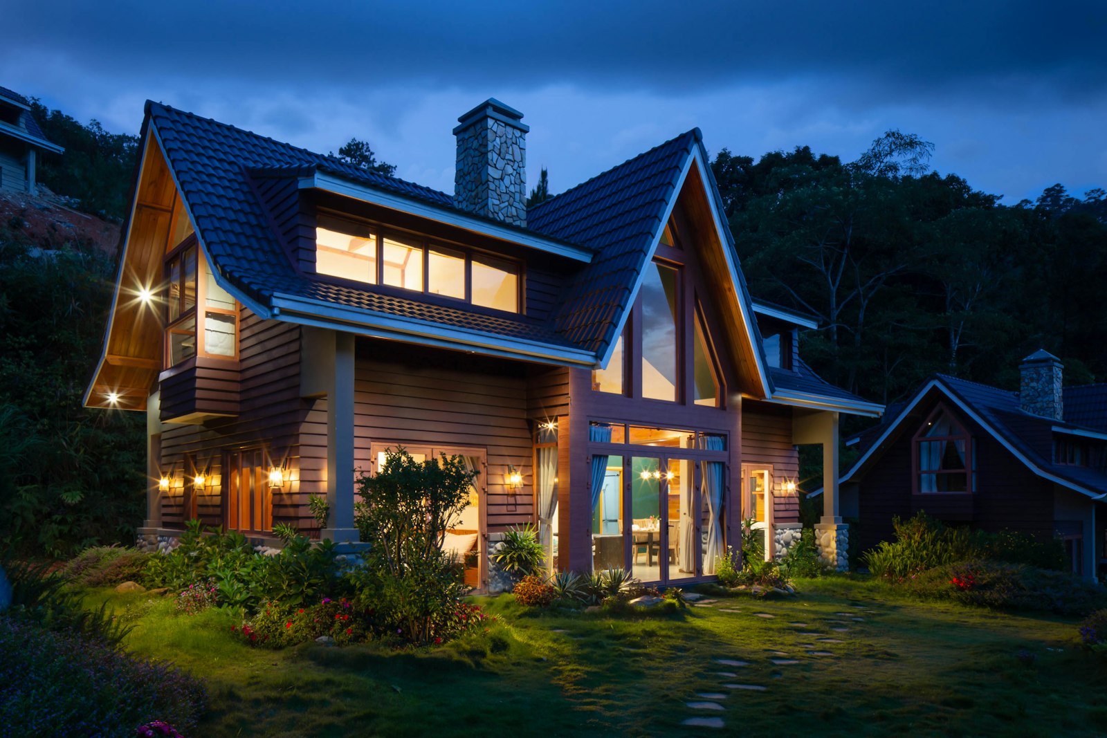 Residencia con iluminación cálida tras pintura exterior premium
