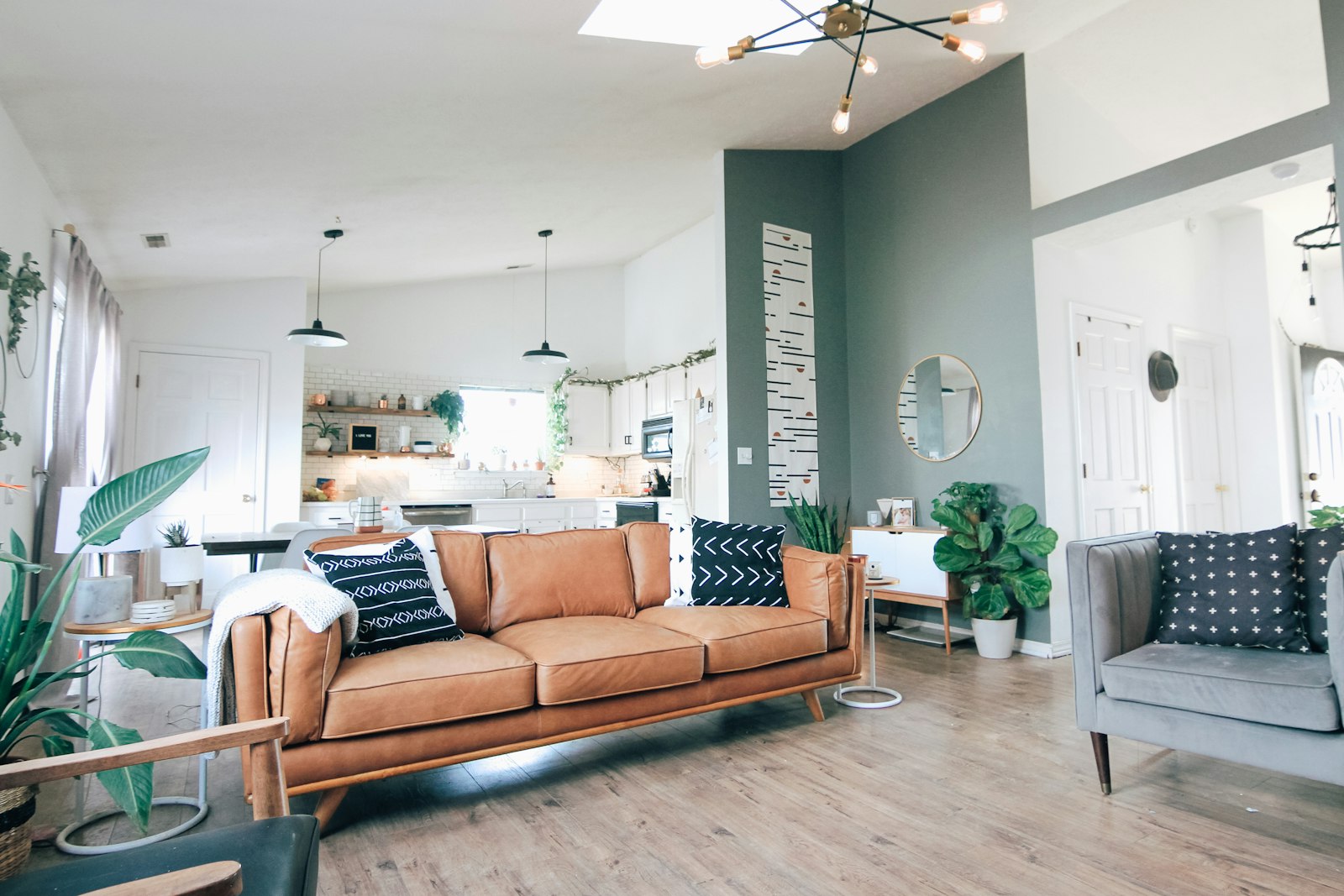 Espacio abierto con living y cocina recién pintados en sector oriente