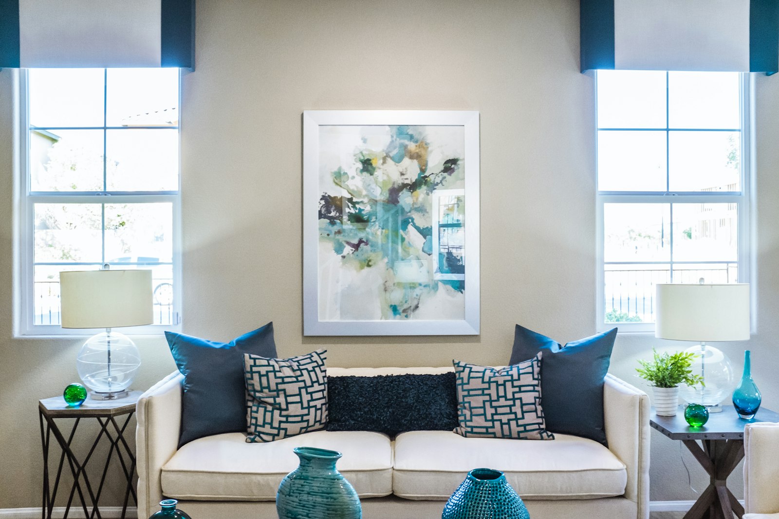 Living clásico con sofá blanco y arte azul recién pintado