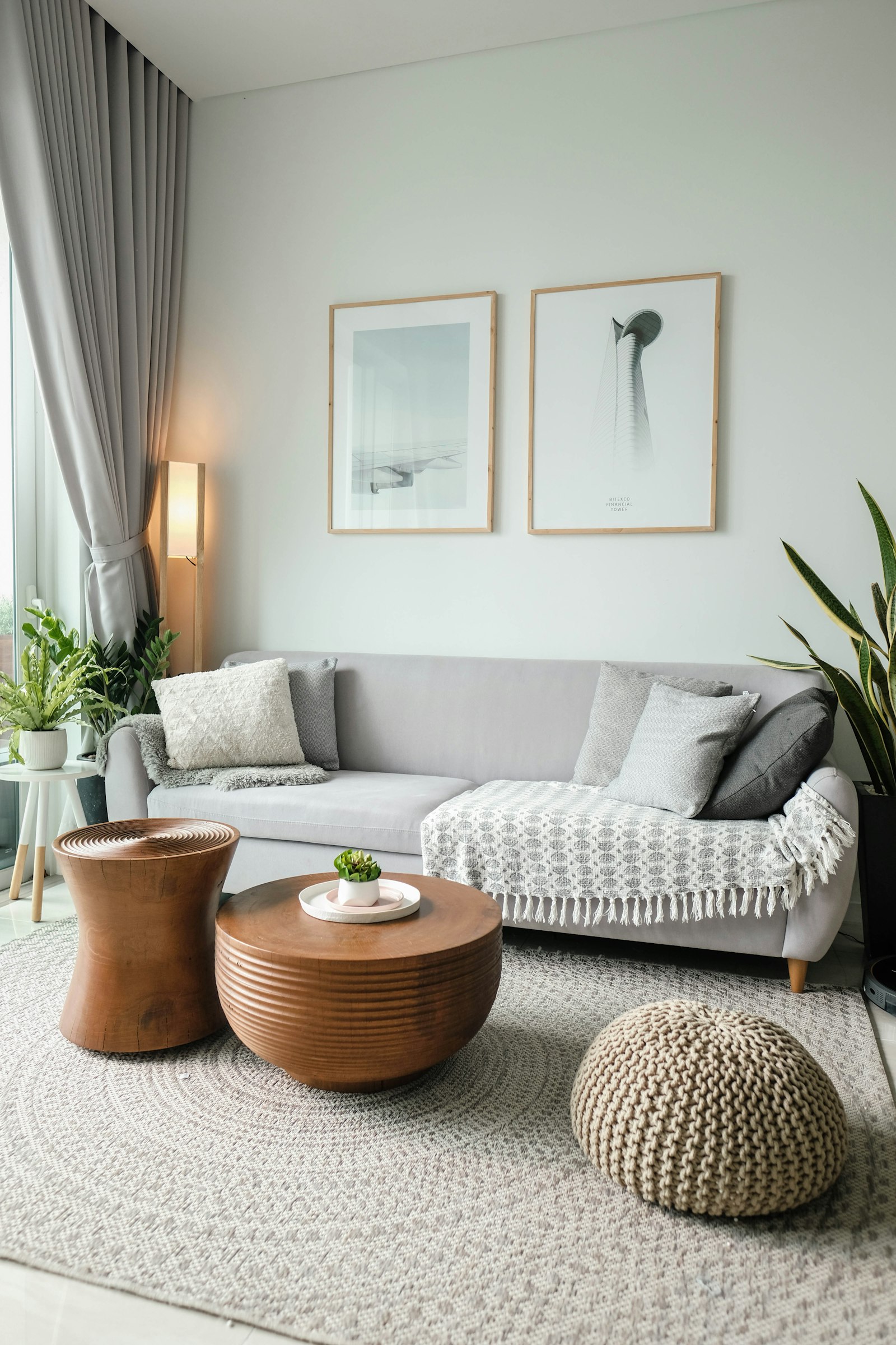 Living minimalista gris claro con curaduría premium